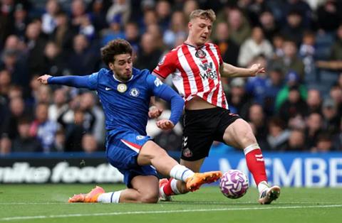 Marc Guiu bị chỉ trích dữ dội sau trận thua Sunderland