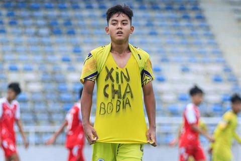 Cầu thủ trẻ Hà Nội ăn mừng làm lay động lòng người