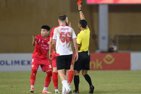 Tiền đạo CLB CAHN nhận thẻ đỏ trực tiếp