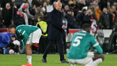 Arne Slot né tránh nói về tương lai sau chuỗi thua của Liverpool