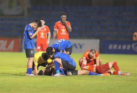Trọng tài ngăn cầu thủ HAGL cắn lưỡi