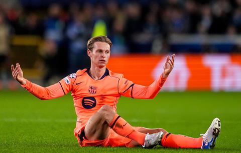 Frenkie de Jong không hài lòng với cách phòng ngự của Barca