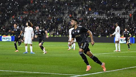 HLV Qarabag chê cầu thủ Chelsea thiếu tập trung