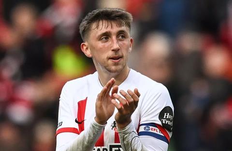 Tiểu sử tiền vệ Dan Neill