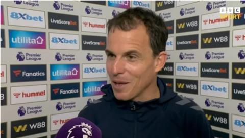 Sunderland dùng biển quảng cáo để hạn chế sức mạnh của Arsenal