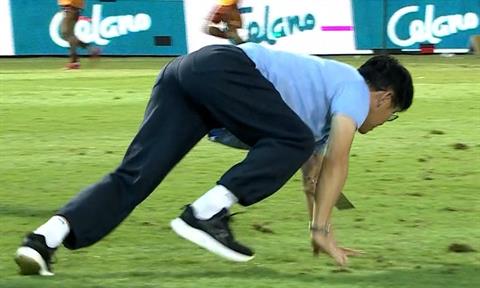 Giám đốc kĩ thuật HAGL ăn mừng bàn thắng cực dị