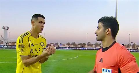 Ronaldo bị camera ghi trọn khoảnh khắc mỉa mai trọng tài