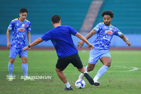 Tuyển Việt Nam thiếu nhiều trụ cột, HLV Kim Sang Sik tranh bóng với Xuân Son