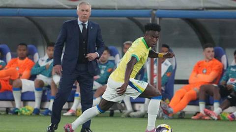 Ancelotti thuyết phục Vinicius Junior đá trung phong cho tuyển Brazil