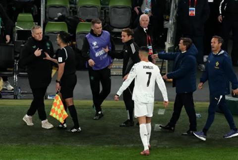 Ronaldo lời qua tiếng lại với HLV Ireland sau tấm thẻ đỏ
