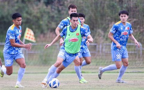 ĐT Việt Nam tập buổi đầu tại Lào