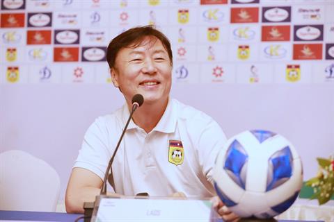 HLV U22 Lào đánh giá cao đẳng cấp của ông Kim Sang Sik