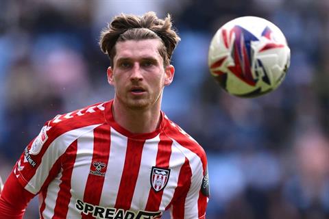 Tiểu sử hậu vệ trái Dennis Cirkin