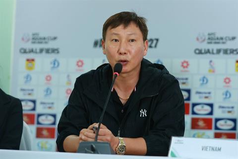HLV Kim Sang Sik thừa nhận gặp khó trước Lào