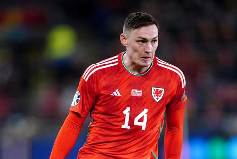 Tiểu sử cầu thủ Connor Roberts của Burnley