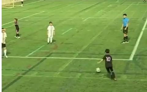Con trai Messi ghi bàn từ chấm đá phạt trực tiếp