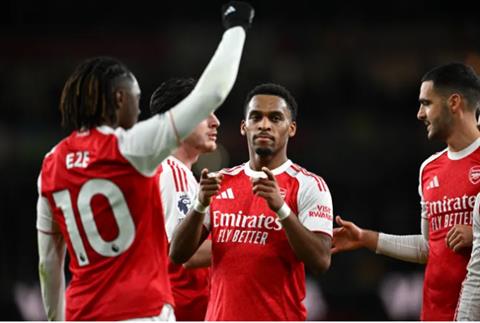 Jurrien Timber khiến Ben White bị lu mờ