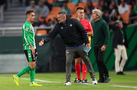 Antony mất ngủ sau tấm thẻ đỏ đầu tiên trong màu áo Betis