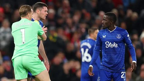 Idrissa Gueye xin lỗi sau khi đánh đồng đội ở trận thắng MU