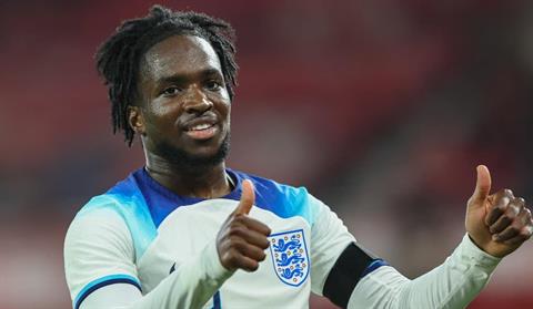 Tiểu sử tiền vệ Jonathan Rowe