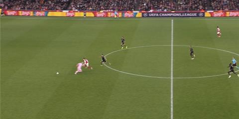 Manuel Neuer mắc 4 lỗi dẫn đến bàn thua tại Emirates