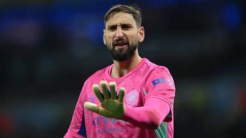 HLV Leeds tố Donnarumma giả vờ chấn thương để cứu Man City