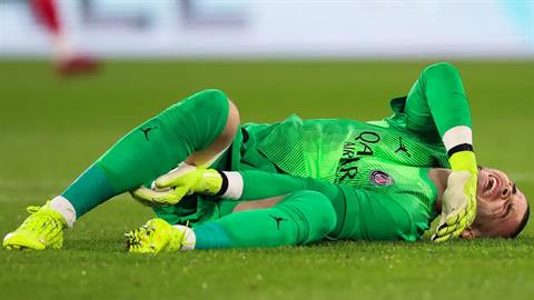 Luis Enrique phẫn nộ vì pha vào bóng ghê rợn với Lucas Chevalier