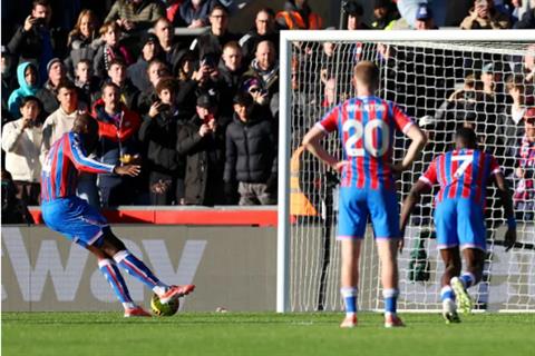 Vì sao Jean-Phillipe Mateta được thực hiện lại quả 11m trước MU?