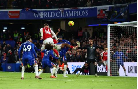 Theo Walcott thất vọng khi Arsenal bỏ lỡ cơ hội ở phút bù giờ trước Chelsea