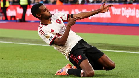 Isak cởi bỏ gánh nặng sau bàn thắng đầu tiên ở EPL cho Liverpool