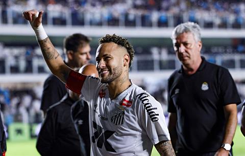 Neymar lập hattrick, cứu nguy cho Santos