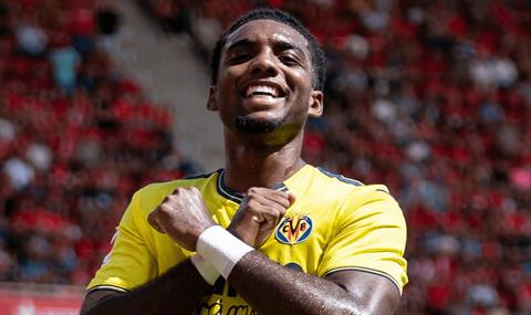 Tiểu sử trung vệ Logan Costa