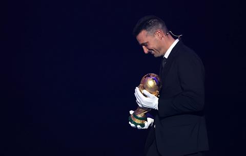 FIFA xin lỗi vì bắt HLV Scaloni...đeo găng tay