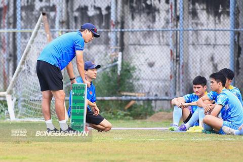 HLV Kim Sang Sik đem sa bàn vào sân tập
