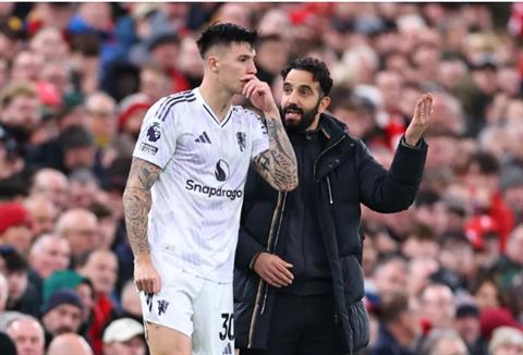 Benjamin Sesko bị ngộ độc thực phẩm