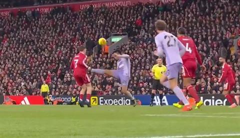 Sao Brighton thoát thẻ đỏ sau pha phạm lỗi kinh hoàng với Florian Wirtz