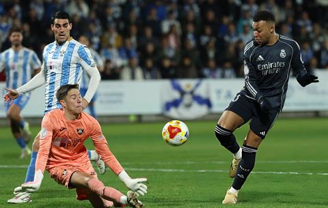 Thủ môn đội hạng ba chê Real Madrid chỉ biết câu giờ và phá bóng