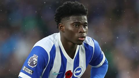 Carlos Baleba đặt mục tiêu trở thành tiền vệ hay nhất thế giới