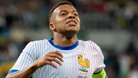 Vì sao Mbappe khó sánh được với huyền thoại Zidane?