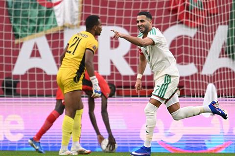 Mahrez đua vua phá lưới CAN với Salah