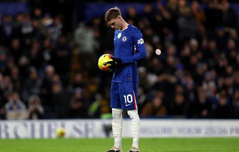 Cole Palmer được bảo vệ sau khi bị CĐV Chelsea la ó