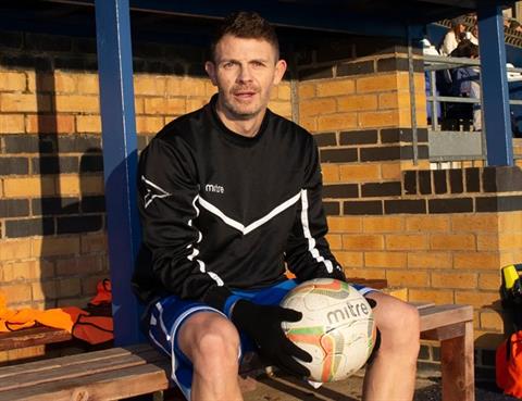 Cựu sao Premier League vừa làm cầu thủ vừa làm HLV ở tuổi 50