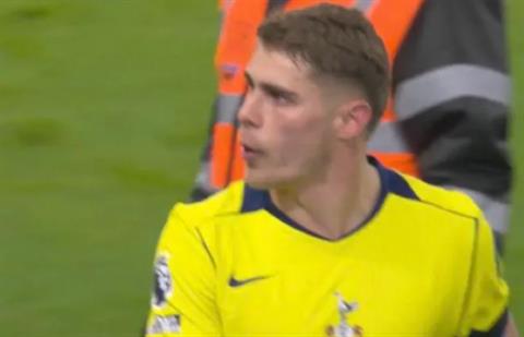 Micky van de Ven và Joao Palhinha đối đầu với NHM Tottenham
