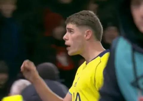 Van de Ven “đối đầu” CĐV Tottenham sau thất bại trước Bournemouth