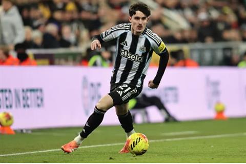 Arsenal gia nhập cuộc đua giành hậu vệ của Newcastle