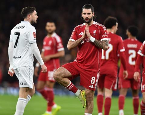 HLV Barnsley gọi sai lầm của Szoboszlai là thiếu tôn trọng đối thủ