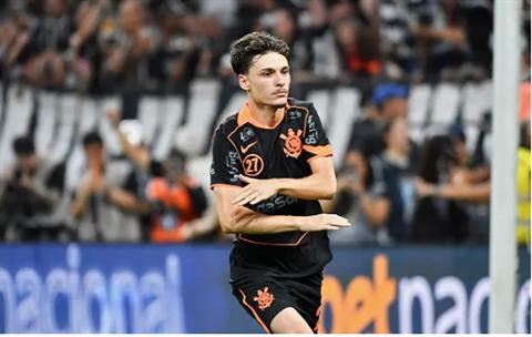 Arsenal mua thêm tiền vệ từ Corinthians