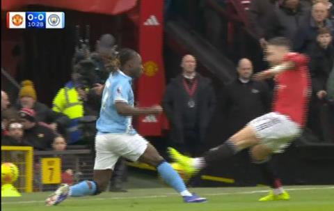 Diogo Dalot xứng đáng nhận thẻ đỏ sau pha vào bóng với Jeremy Doku