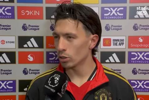 Lisandro Martinez đáp trả bình luận của Paul Scholes và Nicky Butt