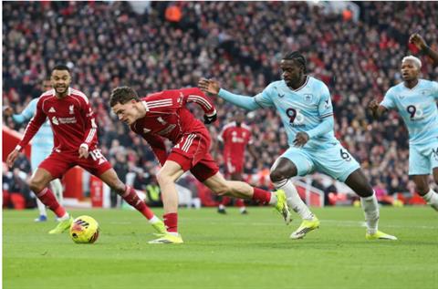 Cựu cầu thủ MU đến bệnh viện sau trận hòa Liverpool